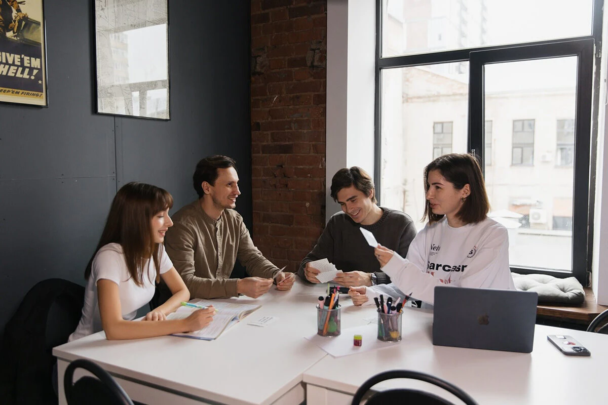 Групповое занятие по английскому языку в The Wake